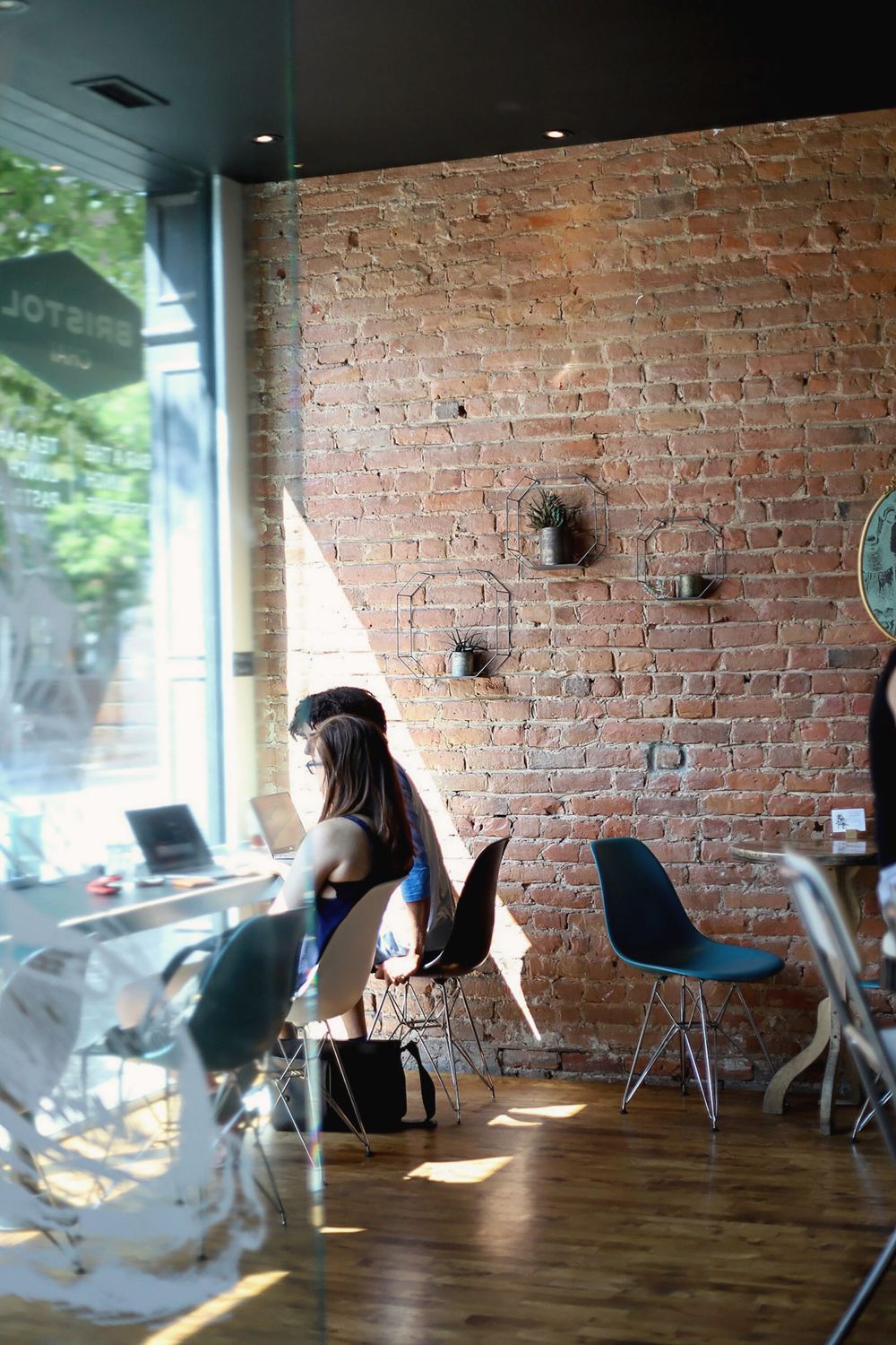 Emotional and experiential support for returning employees, with a focus on corporate well-being